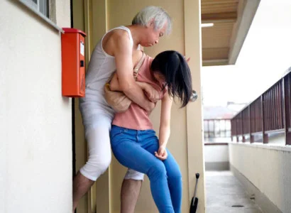 Cô vợ trẻ mới cưới bị bố chồng già phang